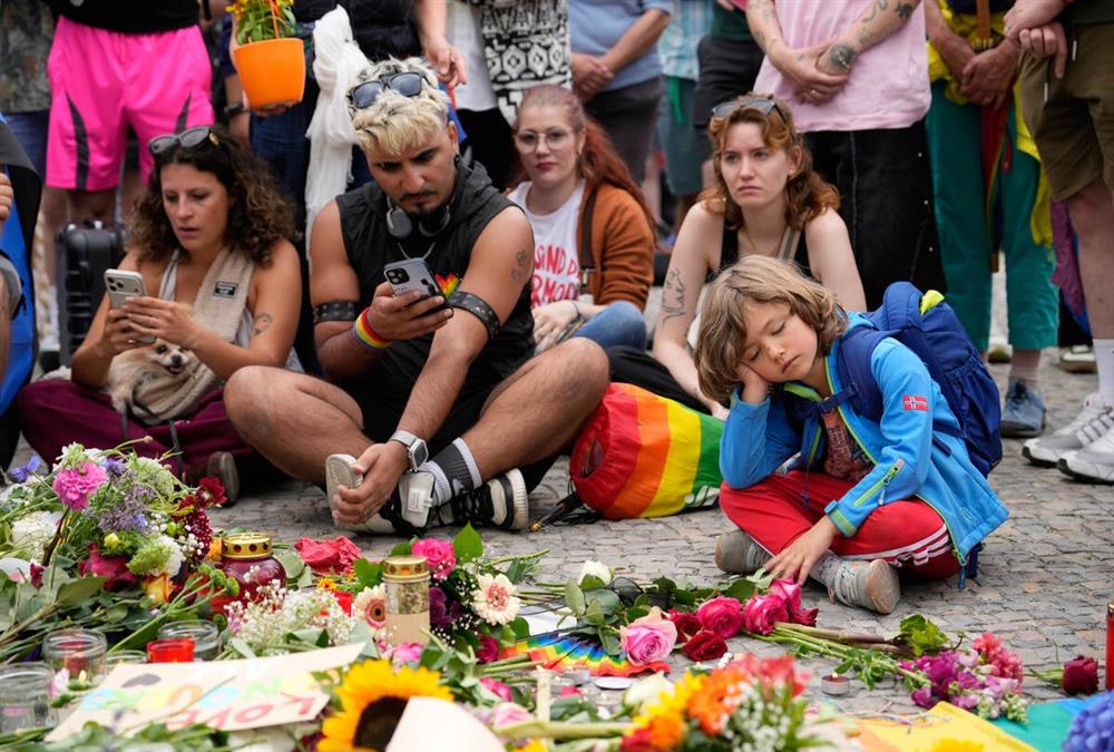 Θλίψη και «ποτέ ξανά» μετά την επίθεση στο Pride: Μεγάλη αγρυπνία στην Πύλη του Βραδεμβούργου