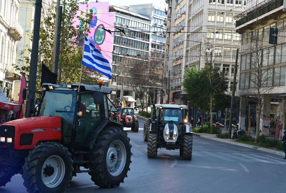 Αποχώρησαν με κόρνες και επευφημίες οι αγρότες με τα τρακτέρ από το Σύνταγμα