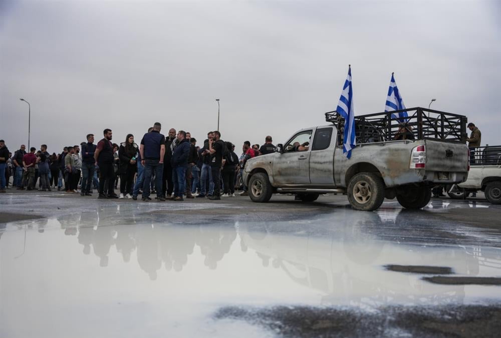 Οργισμένοι κτηνοτρόφοι απέκλεισαν το λιμάνι της Μυτιλήνης και έριξαν γάλα