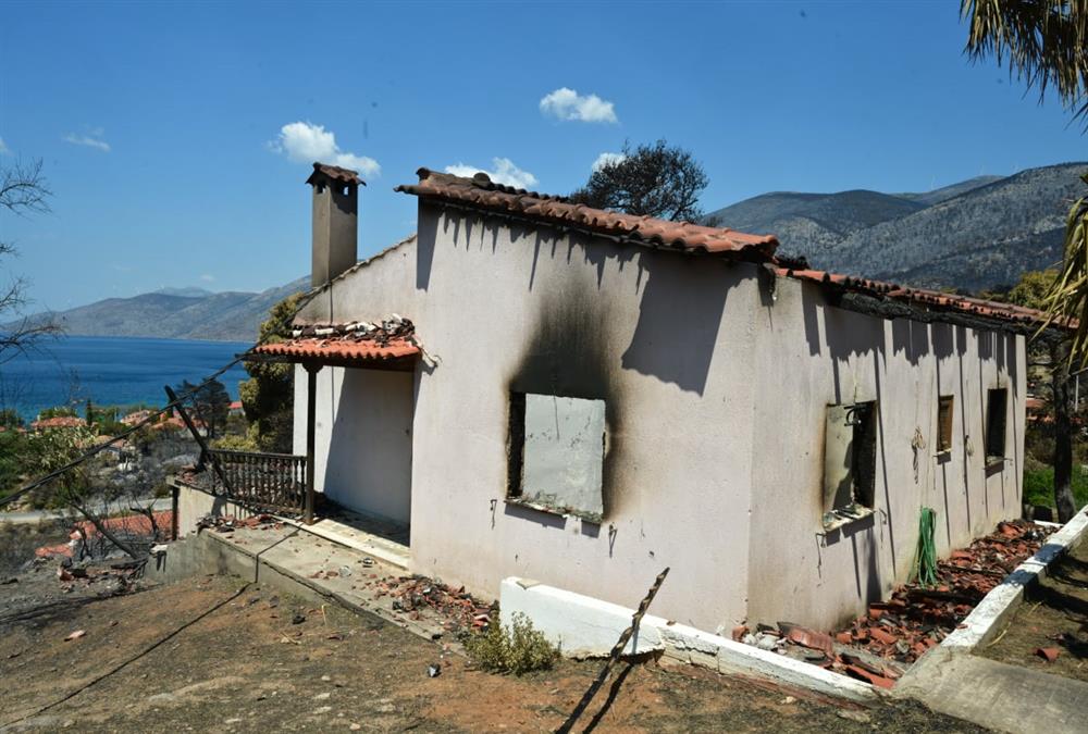 «Καταστροφή, σαν να μπαίνεις σε μαύρη τρύπα»: Στάχτες και απόγνωση στην Ψάθα και το Πόρτο Γερμενό