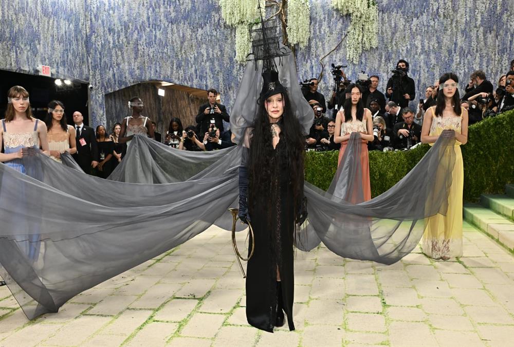 Met Gala 2026: Λάμψη, προκλήσεις και εντυπωσιακές επιστροφές στο κόκκινο χαλί