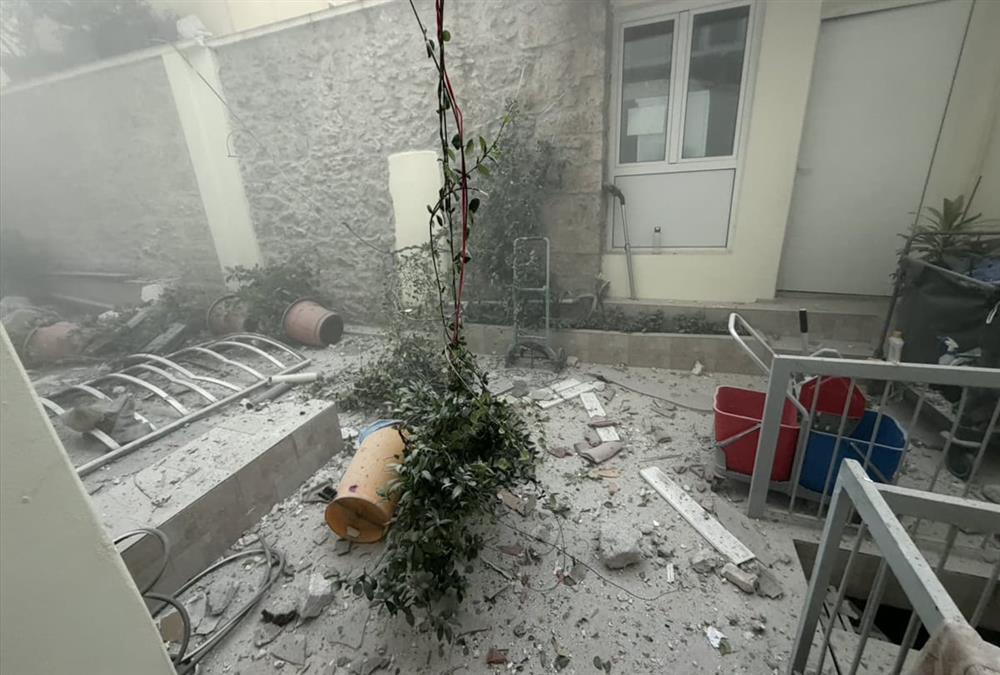 Ισχυρή έκρηξη στην Πλάκα: Κατέρρευσε και τυλίχτηκε στις φλόγες κτίριο στη Λυσικράτους