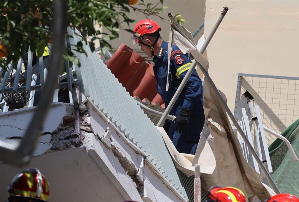 Κατάρρευση πολυκατοικίας στα Πετράλωνα: Εικόνες απόλυτης καταστροφής - Άμορφη μάζα το 4ώροφο κτίριο