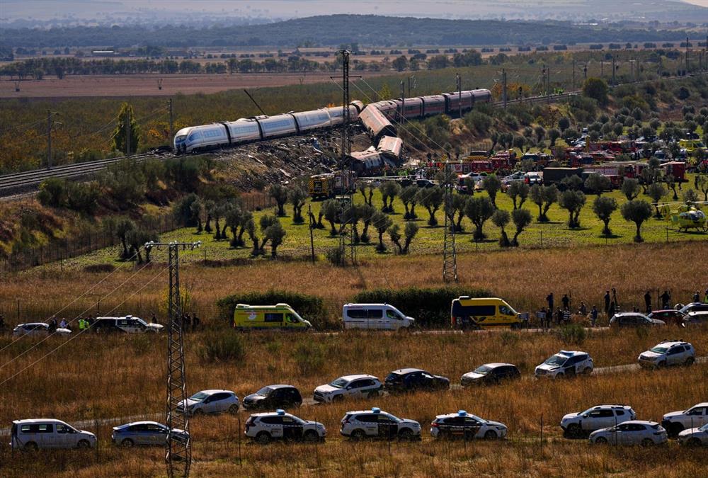 Απέραντη θλίψη στην Ισπανία μετά το πολύνεκρο σιδηροδρομικό δυστύχημα