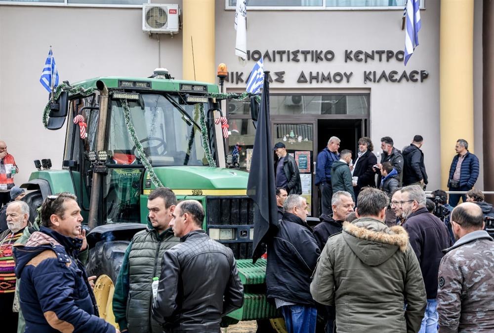 «Ζήτω τα τρακτέρ, κάτω οι Ferrari»: Κοσμοσυρροή στην πανελλαδική σύσκεψη των αγροτών στη Νίκαια