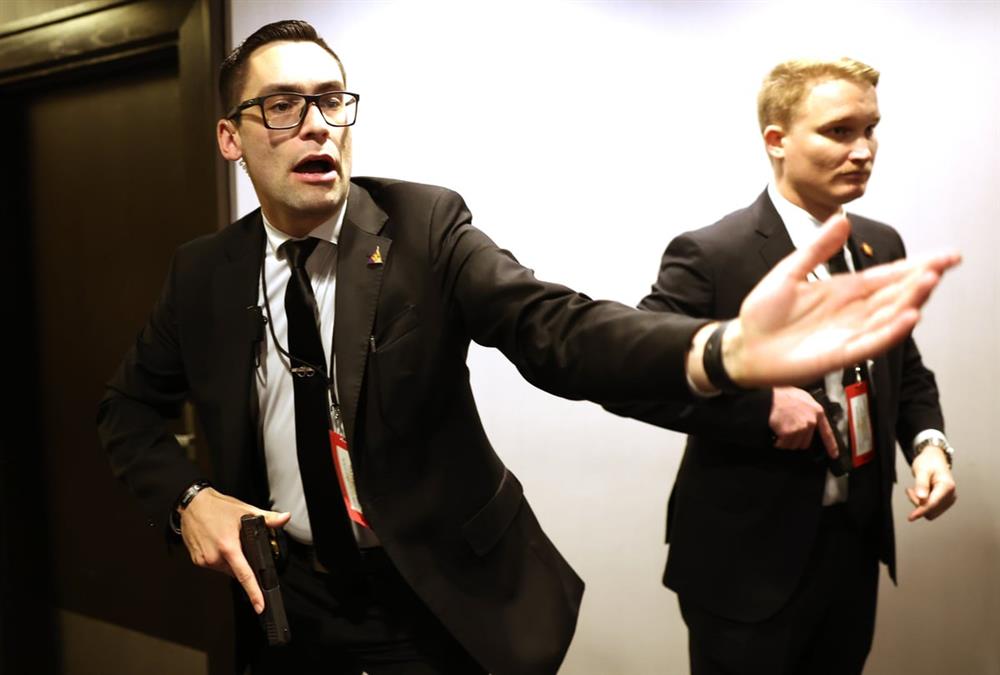 Εικόνες πανικού: Πυροβολισμοί σε δείπνο όπου βρισκόταν ο Τραμπ