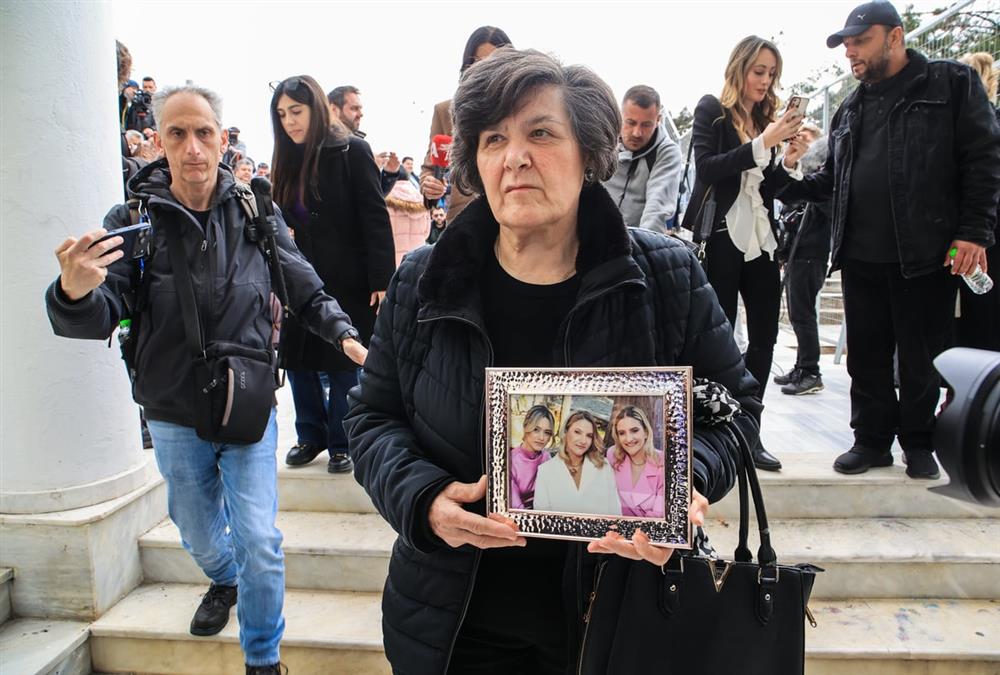 Τέμπη, η δίκη: Πρώτη μέρα με εικόνες ντροπής - Μεγάλο «κύμα» συμπαράστασης στους συγγενείς