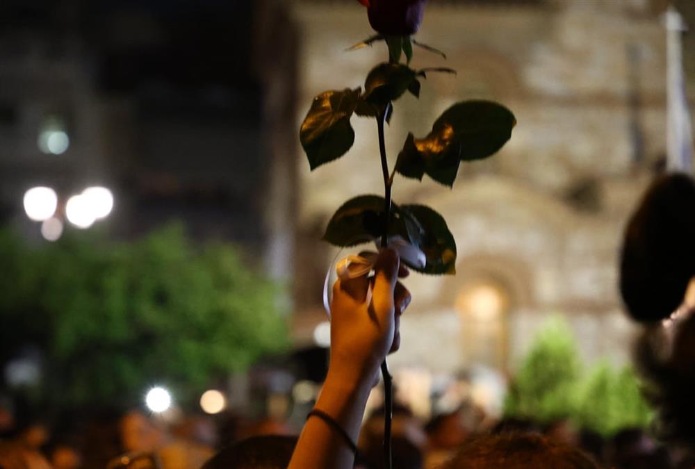 Λαοθάλασσα, τραγούδια, κλάματα και λουλούδια στη λαϊκή αγρυπνία για τον Γιώργο Μαζωνάκη στη Νίκαια