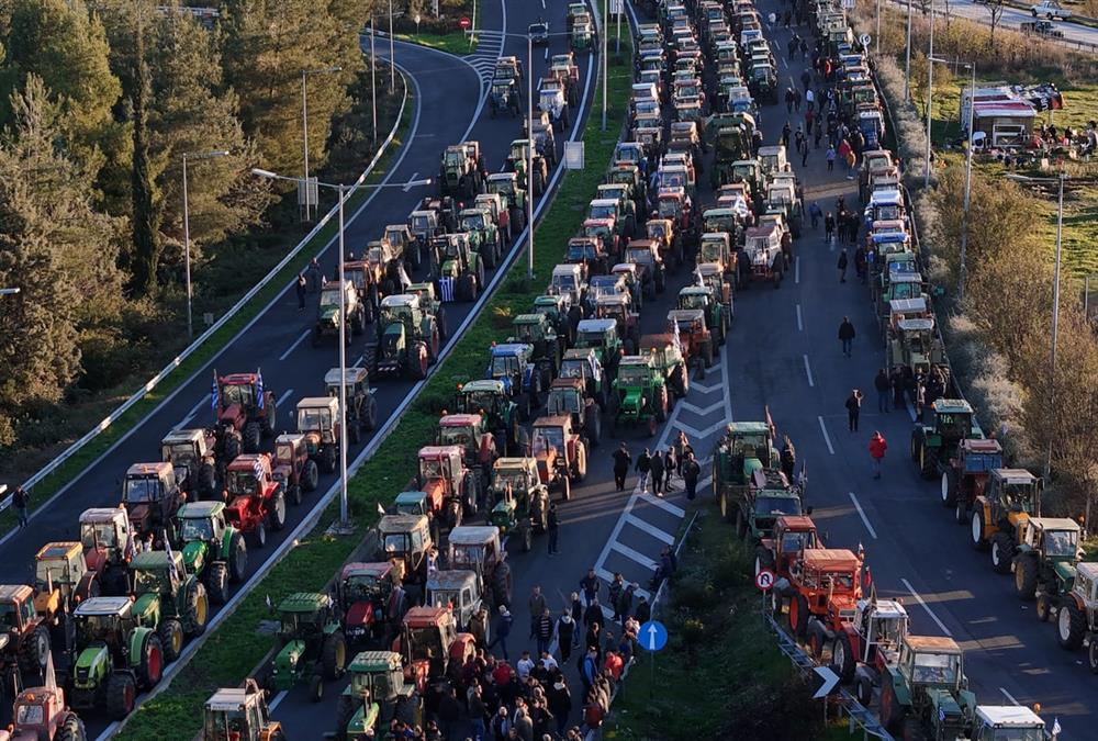 Ενισχυμένα και δυναμικά τα αγροτικά μπλόκα: Αποφασισμένοι οι αγρότες σε όλη τη χώρα