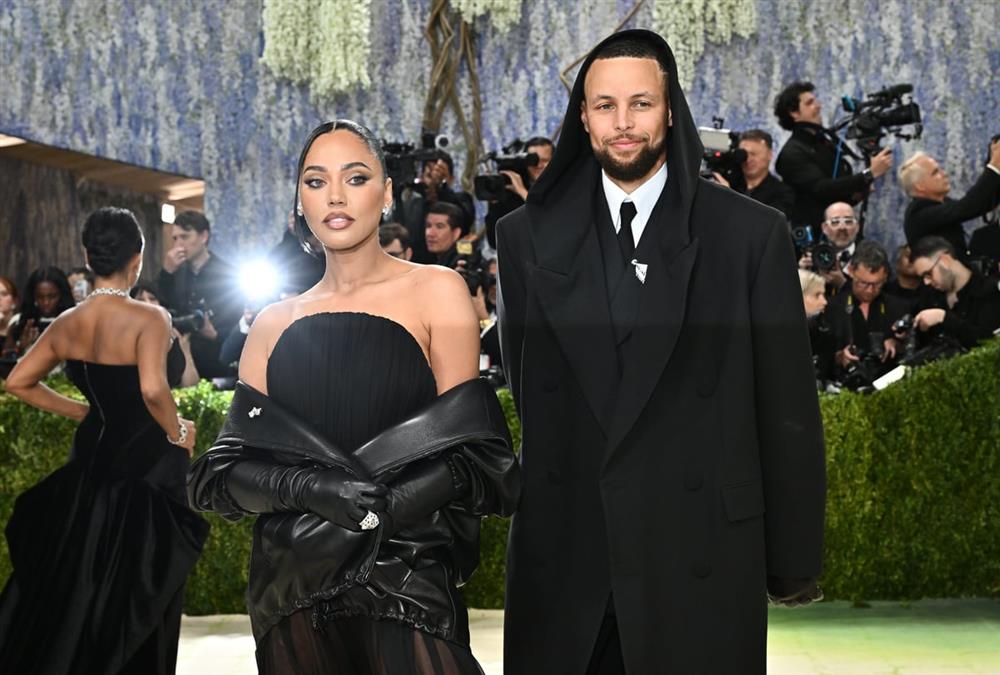 Met Gala 2026: Λάμψη, προκλήσεις και εντυπωσιακές επιστροφές στο κόκκινο χαλί