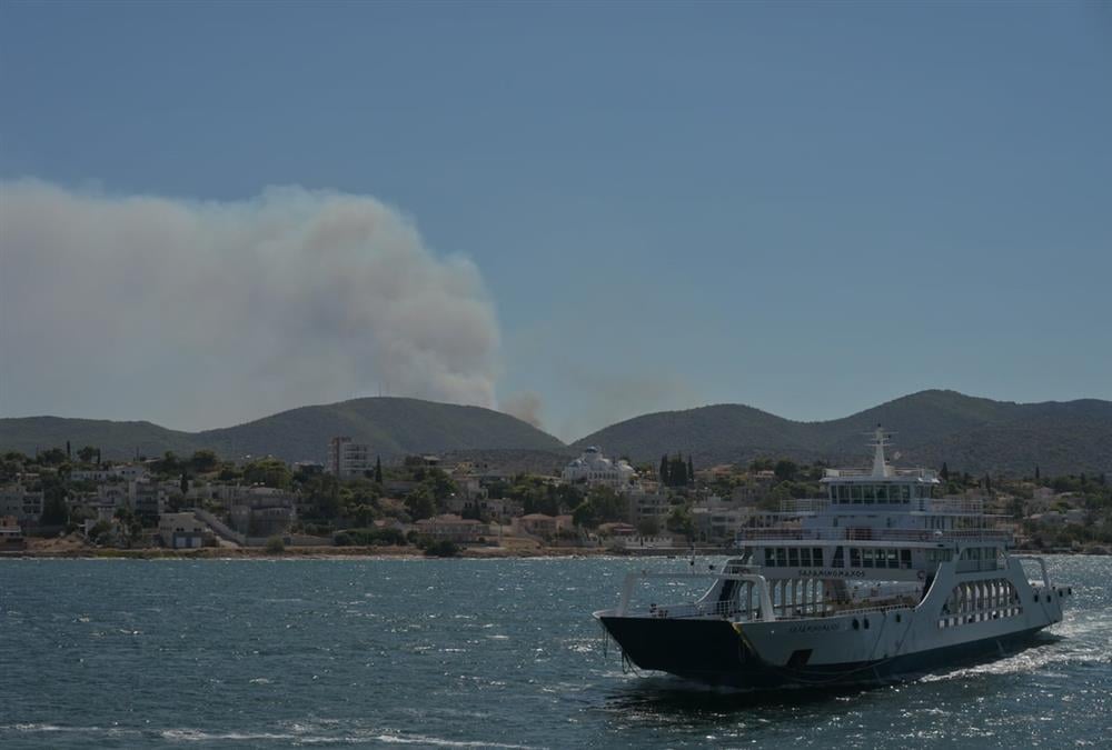 Συγκλονιστικές εικόνες από τη φονική φωτιά στη Σαλαμίνα