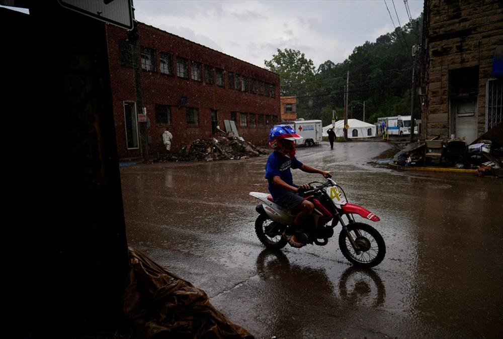 Αποκαρδιωτικές εικόνες στο Κεντάκι - Οι κάτοικοι προσπαθούν να ξαναφτιάξουν τη ζωή τους μετά τις καταστροφικές πλημμύρες