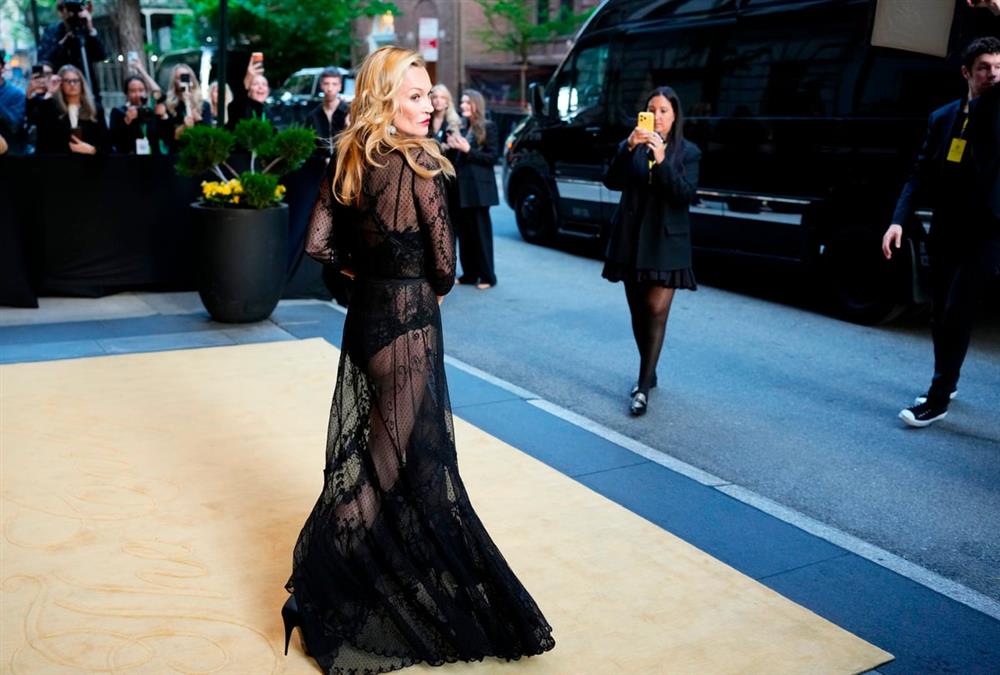 Met Gala 2026: Λάμψη, προκλήσεις και εντυπωσιακές επιστροφές στο κόκκινο χαλί