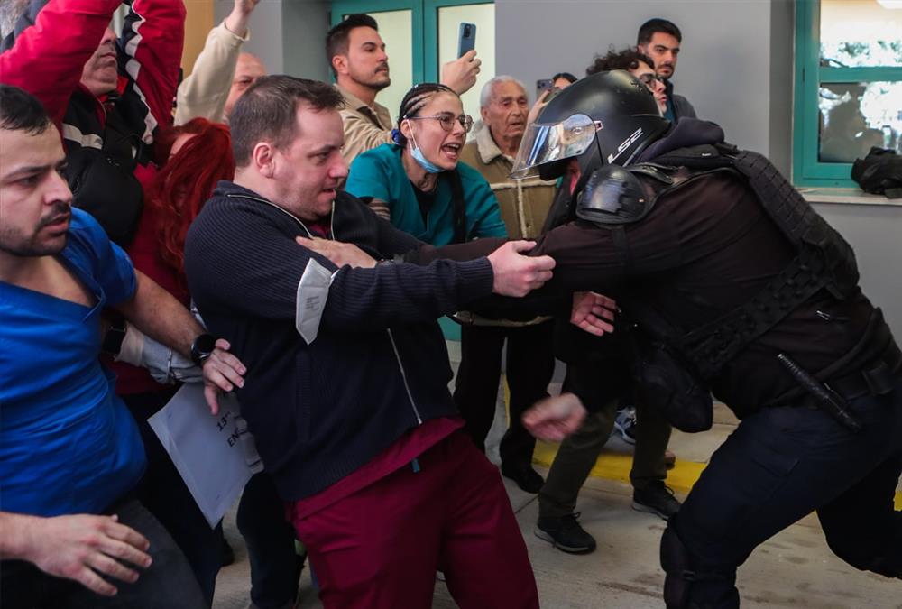 Μεγάλη ένταση στο νοσοκομείο Νίκαιας - Οργή υγειονομικών στην επίσκεψη Γεωργιάδη