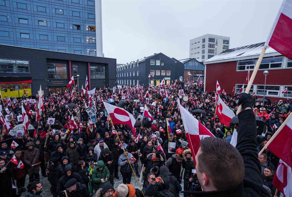 «Κάτω τα χέρια από τη Γροιλανδία»: Μαζικές διαδηλώσεις σε Γροιλανδία και Δανία ενάντια στις αμερικανικές βλέψεις