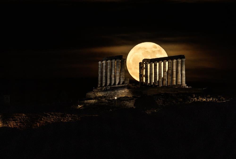 «Μάγεψε» η πανσέληνος του Μαΐου: Εντυπωσιακές εικόνες από τον ναό του Ποσειδώνα