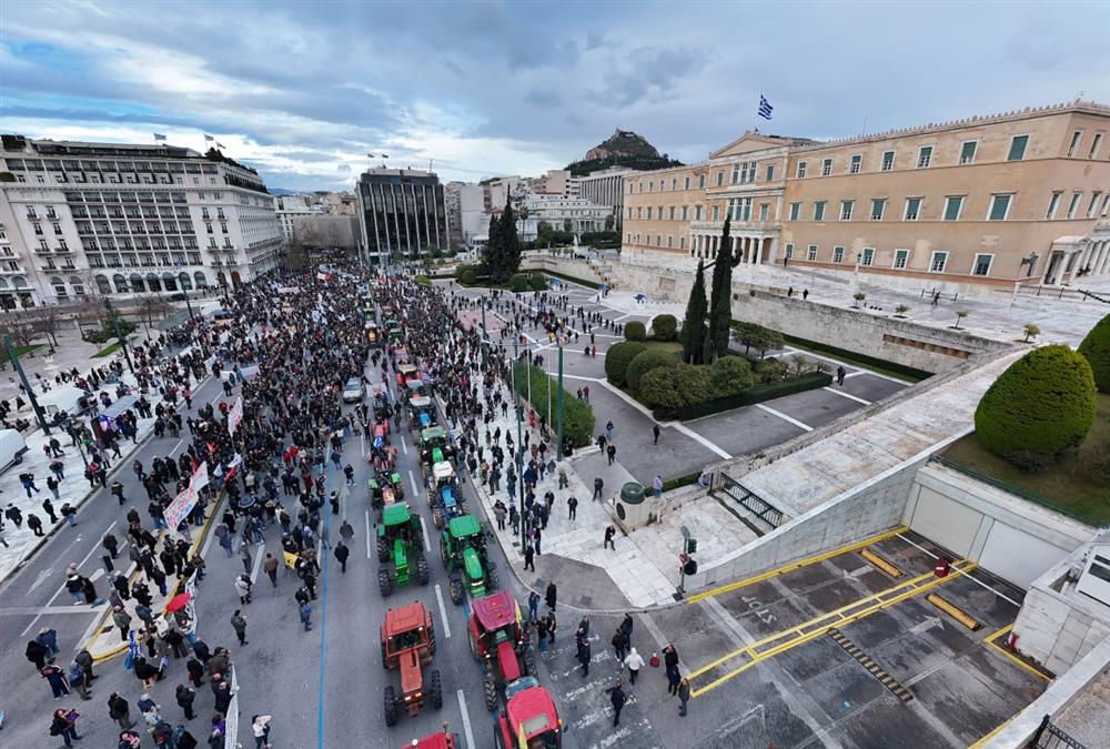 Απόβαση των αγροτών με τρακτέρ στο Σύνταγμα - «No farmers, no life»
