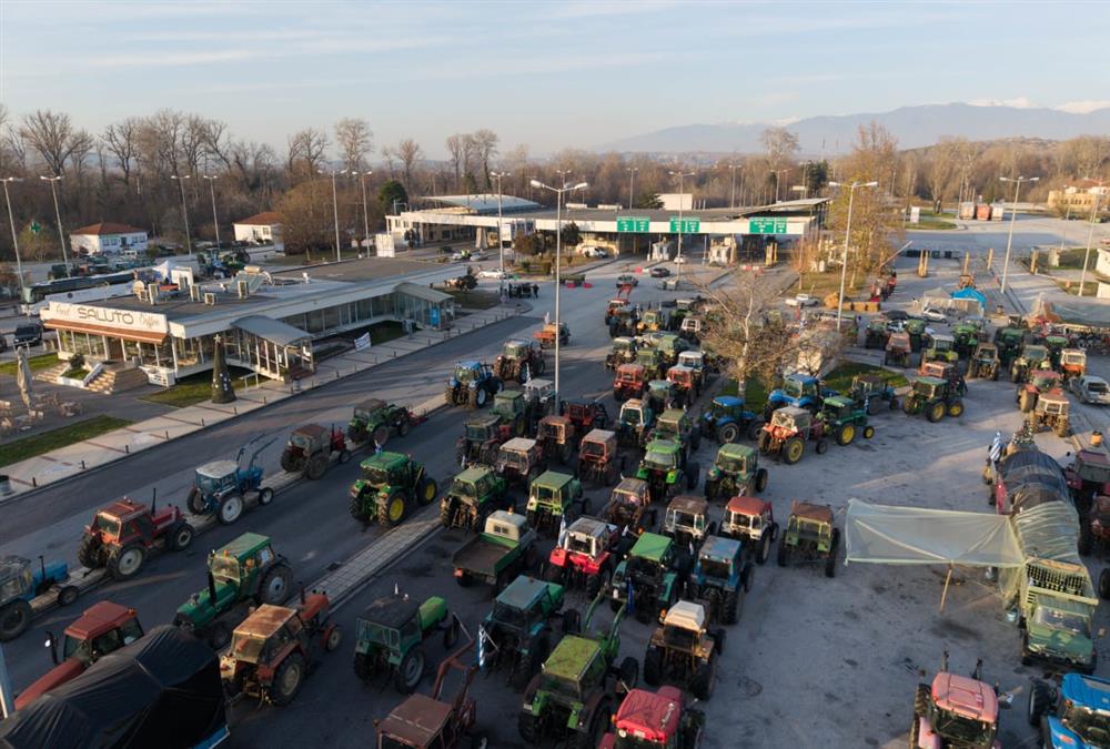 Πολύωροι αποκλεισμοί των αγροτών σε τελωνεία και δρόμους - Γέμισε εκατοντάδες τρακτέρ ο Προμαχώνας