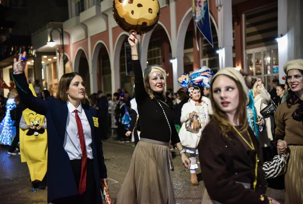 Ξυλοπόδαροι, νεράιδες και... άρωμα Βενετίας: Εντυπωσιακές εικόνες από το Καρναβάλι Γυναικών στην Πρέβεζα