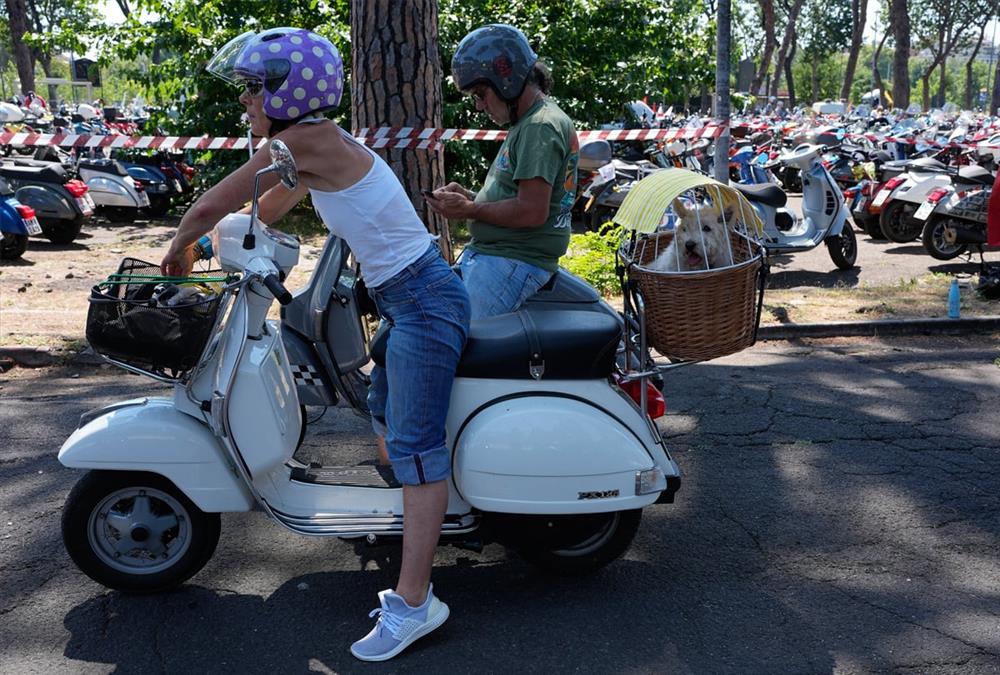 Χιλιάδες Βέσπες «τίμησαν» στο Κολοσσαίο τη χώρα που τις... γέννησε πριν από 80 χρόνια