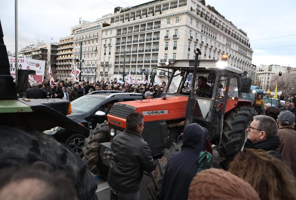Απόβαση των αγροτών με τρακτέρ στο Σύνταγμα - «No farmers, no life»