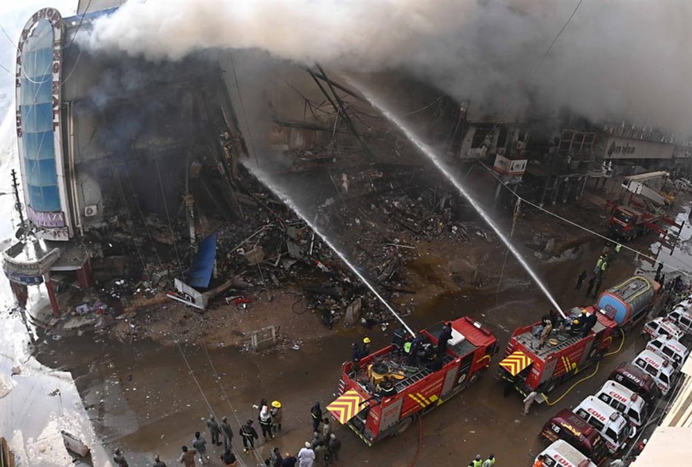 Έξι νεκροί από τεράστια πυρκαγιά σε μεγάλο εμπορικό κέντρο στο Πακιστάν - Εικόνες καταστροφής
