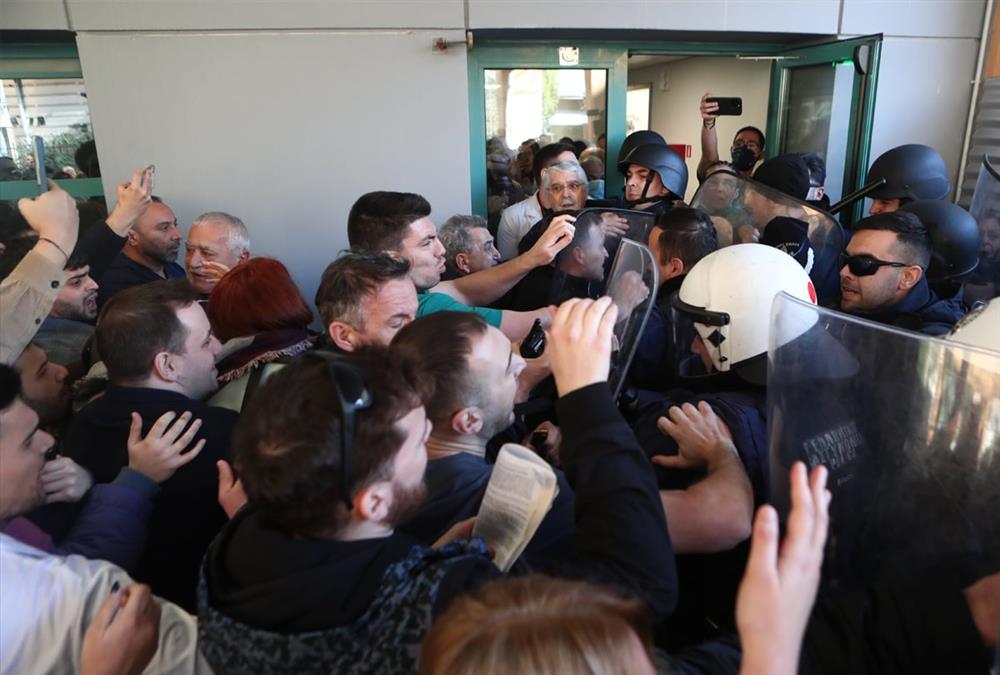 Μεγάλη ένταση στο νοσοκομείο Νίκαιας - Οργή υγειονομικών στην επίσκεψη Γεωργιάδη