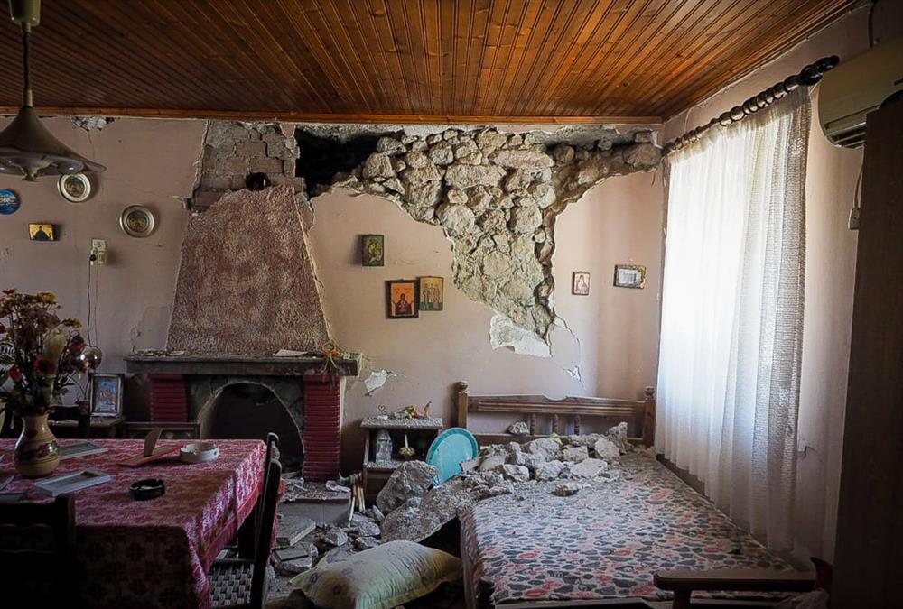Οι κάτοικοι μετρούν τις πληγές τους μετά τον «χορό» των Ρίχτερ στην Εύβοια - Ζημιές σε σπίτια και απόγνωση