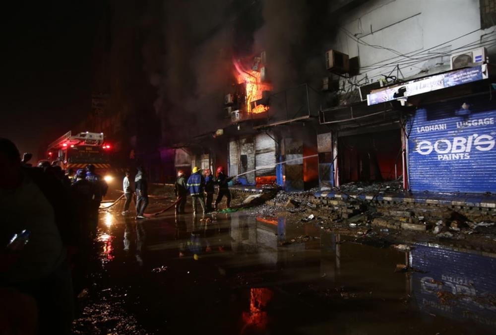Έξι νεκροί από τεράστια πυρκαγιά σε μεγάλο εμπορικό κέντρο στο Πακιστάν - Εικόνες καταστροφής