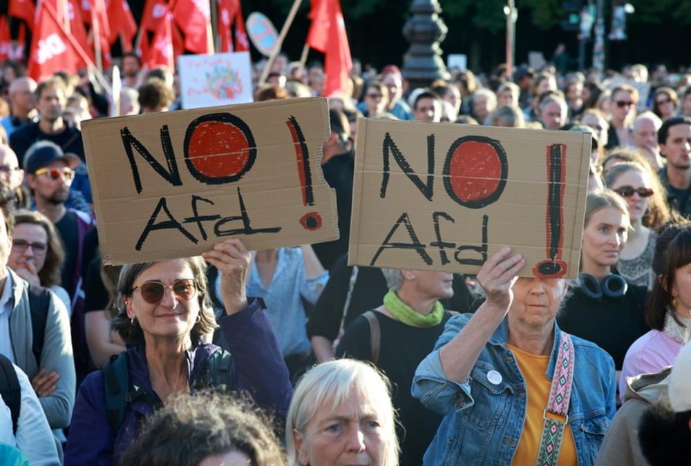 «Σταματήστε το AfD»: Χιλιάδες διαδηλωτές στους δρόμους του Βερολίνου κατά της νίκης της ακροδεξιάς