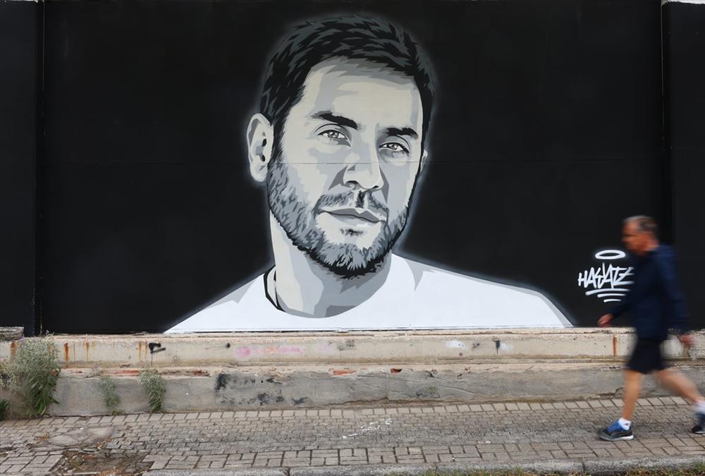 Γκράφιτι του Γιώργου Μαζωνάκη σε τοίχο στην ανατολική Θεσσαλονίκη από τον street artist «ΗΑΥΑΤΕ»