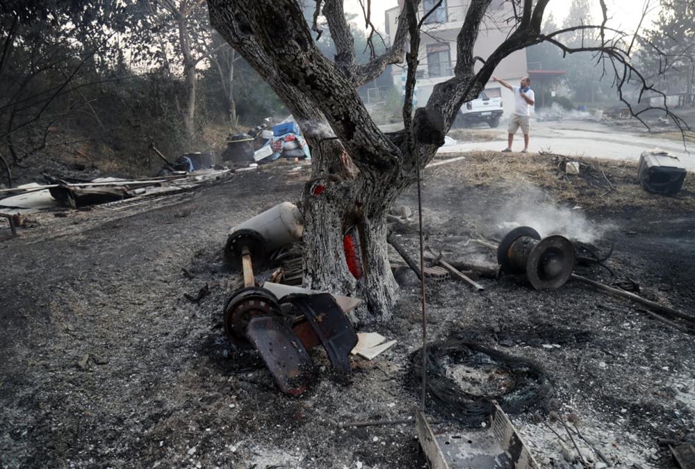 Εικόνες καταστροφής από τη φωτιά στη Χαλκιδική: Καμένα σπίτια και αυτοκίνητα
