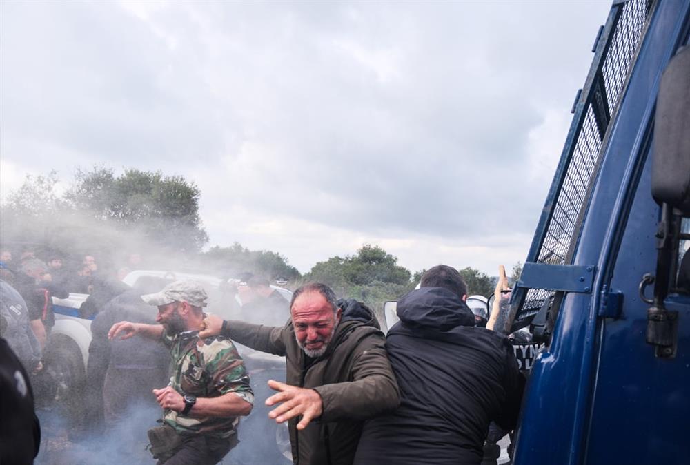 Έκρυθμη η κατάσταση στην Κρήτη: Κατάληψη από αγρότες στο αεροδρόμιο Ηρακλείου - Επεισόδια με χημικά στα Χανιά