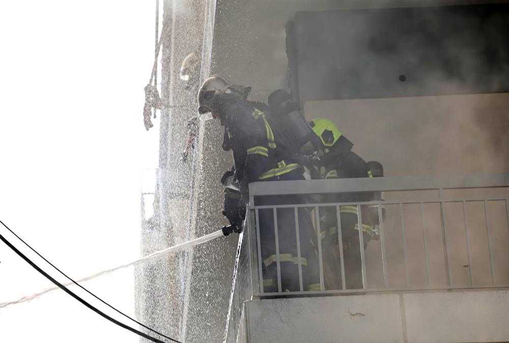 Τεράστια καταστροφή μετά τη φωτιά σε κατάστημα με ανταλλακτικά στο Ίλιον - Κάηκαν διαμερίσματα