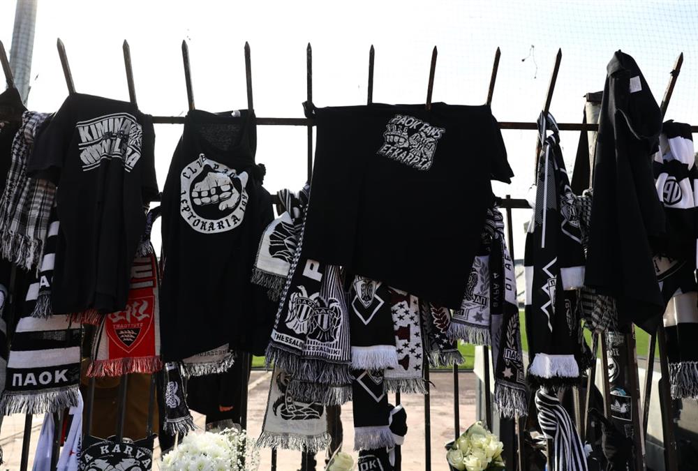 Συγκίνηση στην Τούμπα: Φίλοι του ΠΑΟΚ με λουλούδια, κασκόλ και πανό τιμούν τη μνήμη των «αετόπουλων»
