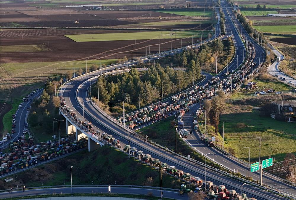 Ενισχυμένα και δυναμικά τα αγροτικά μπλόκα: Αποφασισμένοι οι αγρότες σε όλη τη χώρα