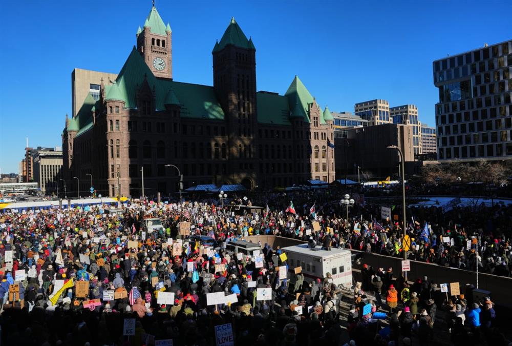 «Μισθωμένοι δολοφόνοι»: Χιλιάδες διαδηλωτές φώναξαν κατά της ICE στους δρόμους της Μινεάπολης
