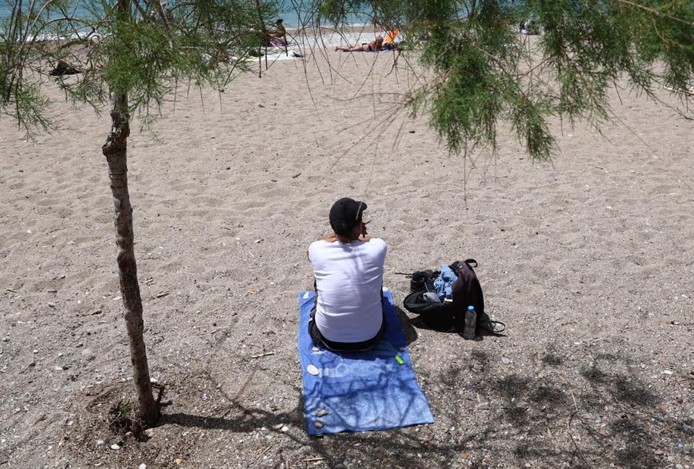 «Μύρισε» καλοκαίρι και οι Αθηναίοι ξεχύθηκαν στις παραλίες - Οι πρώτες βουτιές για μικρούς και μεγάλους