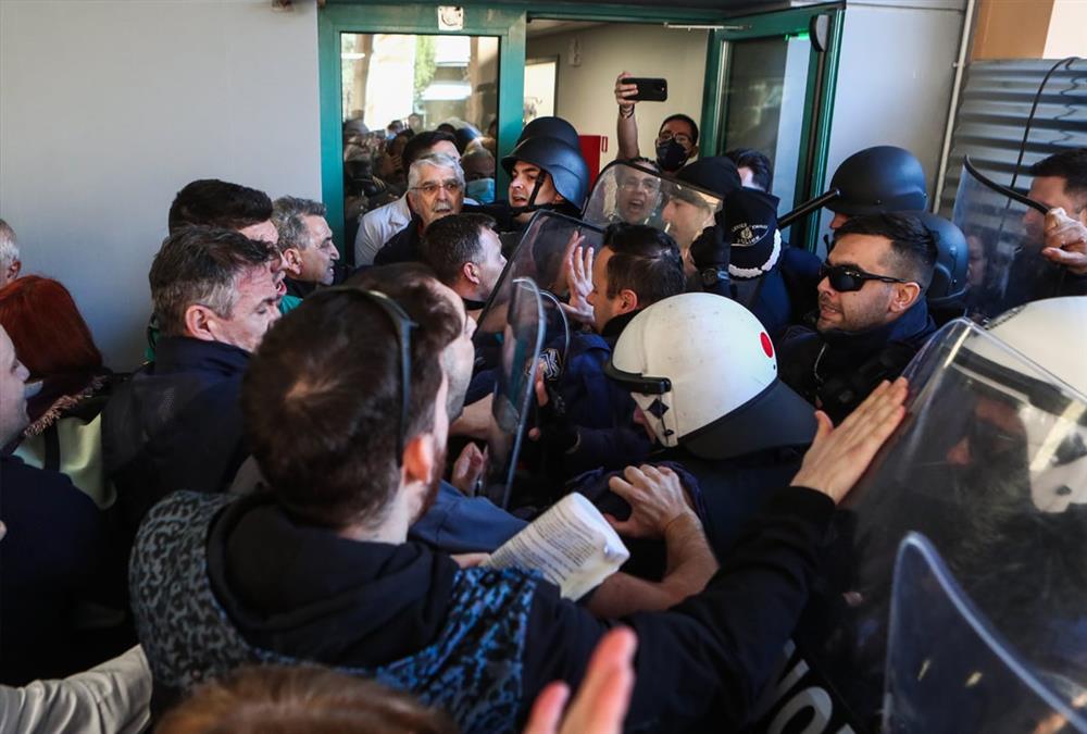 Μεγάλη ένταση στο νοσοκομείο Νίκαιας - Οργή υγειονομικών στην επίσκεψη Γεωργιάδη