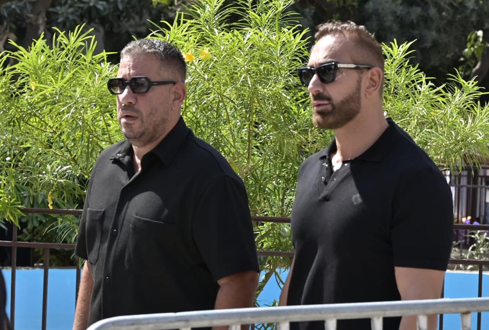 Βαθιά θλίψη στο τελευταίο αντίο στον Γιώργο Μαζωνάκη