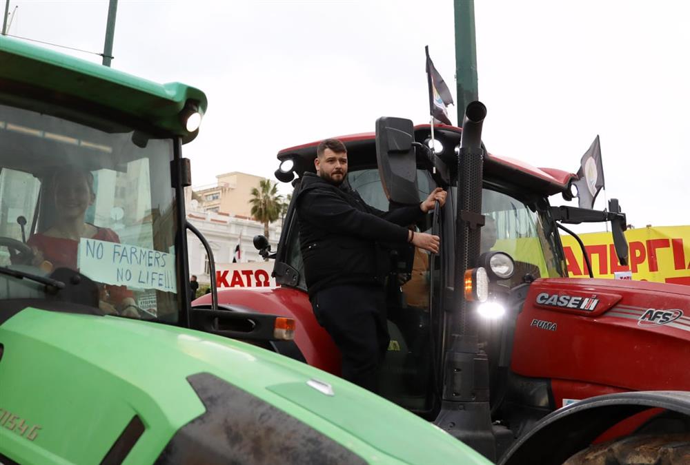 Απόβαση των αγροτών με τρακτέρ στο Σύνταγμα - «No farmers, no life»