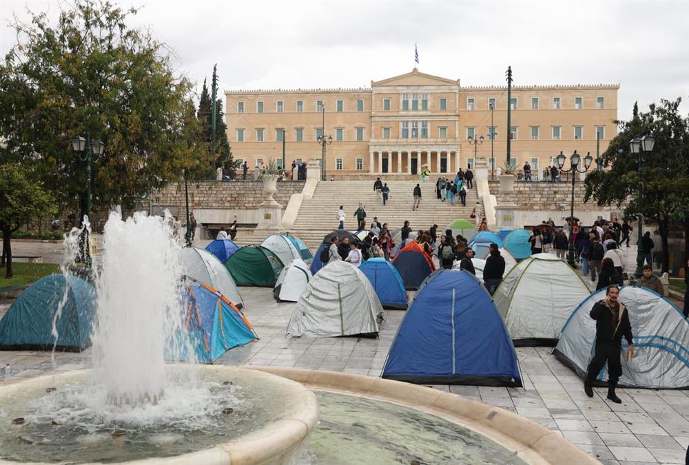«Να σπουδάσουμε ή να επιβιώσουμε;»: Διαμαρτυρία φοιτητών στο Σύνταγμα για το στεγαστικό (ΙΝΤΙΜΕ)
