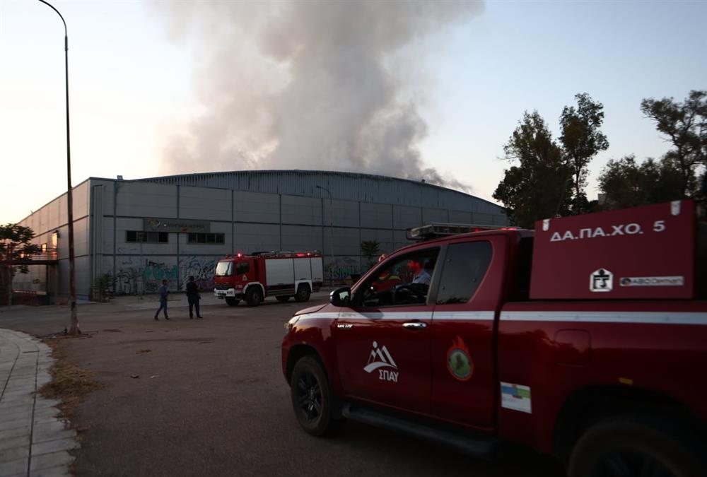 Μεγάλη φωτιά στο παλιό κτίριο του Badminton στο Πάρκο Γουδή - Πυκνοί καπνοί, ορατοί σε όλη την Αθήνα
