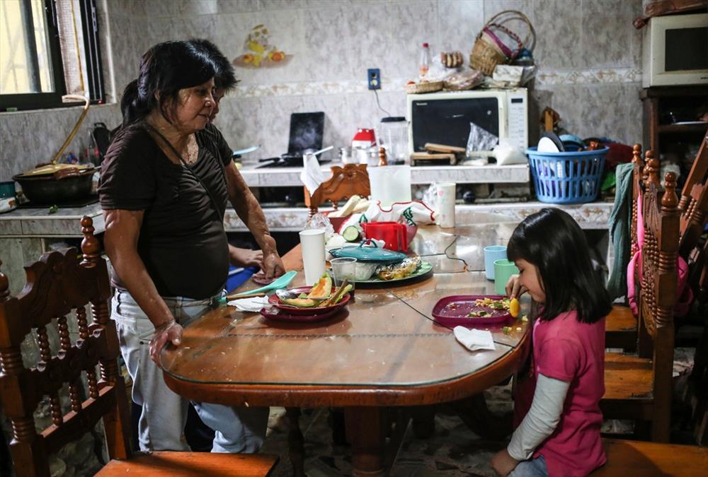 «Μπορούσα να αφήσω τον εαυτό μου να πεθάνει ή να κατανοήσω τη νέα μου πραγματικότητα» - Οι γυναίκες – θύματα επιθέσεων με οξύ συσπειρώνονται και αναζητούν δικαιοσύνη