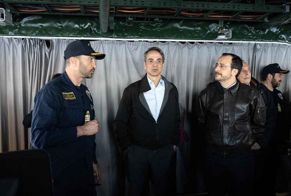 «Θα είμαστε εδώ όποτε χρειάζεται»: Στη Φρεγάτα «Κίμων» Μητσοτάκης και Χριστοδουλίδης