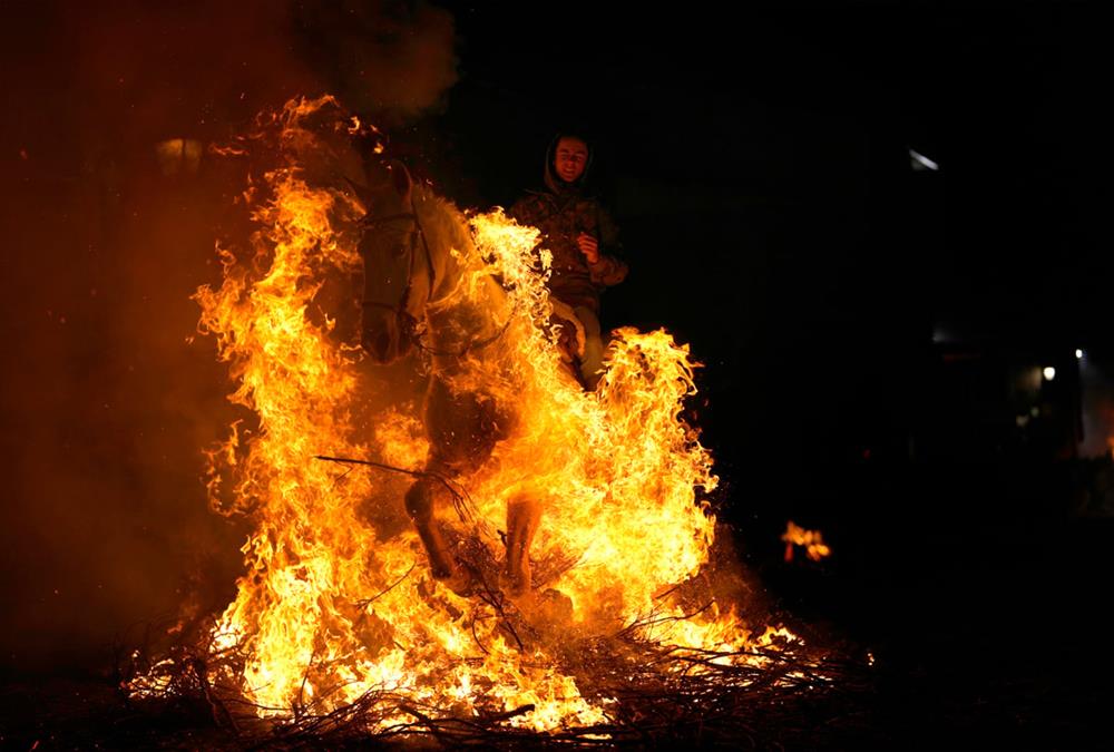 Εικόνες που «κόβουν» την ανάσα: Στην Ισπανία, κάθε χρόνο, άλογα περνάνε μέσα από φλόγες!