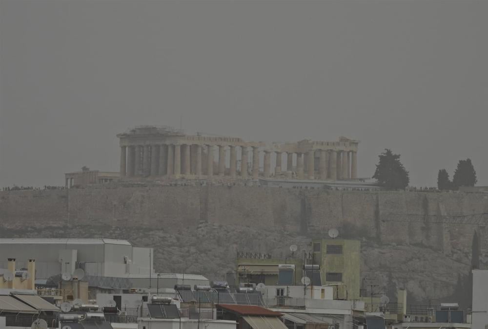 Η αφρικανική σκόνη «έπνιξε» τη χώρα - Εντυπωσιακές εικόνες από Αττική και Κρήτη
