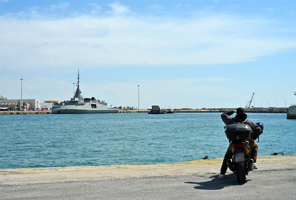 Για πρώτη φορά στο λιμάνι του Πειραιά η φρεγάτα «Κίμων» - Καρέ καρέ η άφιξή της