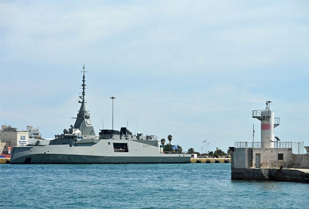 Για πρώτη φορά στο λιμάνι του Πειραιά η φρεγάτα «Κίμων» - Καρέ καρέ η άφιξή της