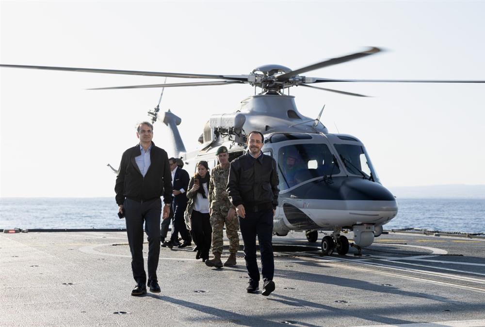 «Θα είμαστε εδώ όποτε χρειάζεται»: Στη Φρεγάτα «Κίμων» Μητσοτάκης και Χριστοδουλίδης